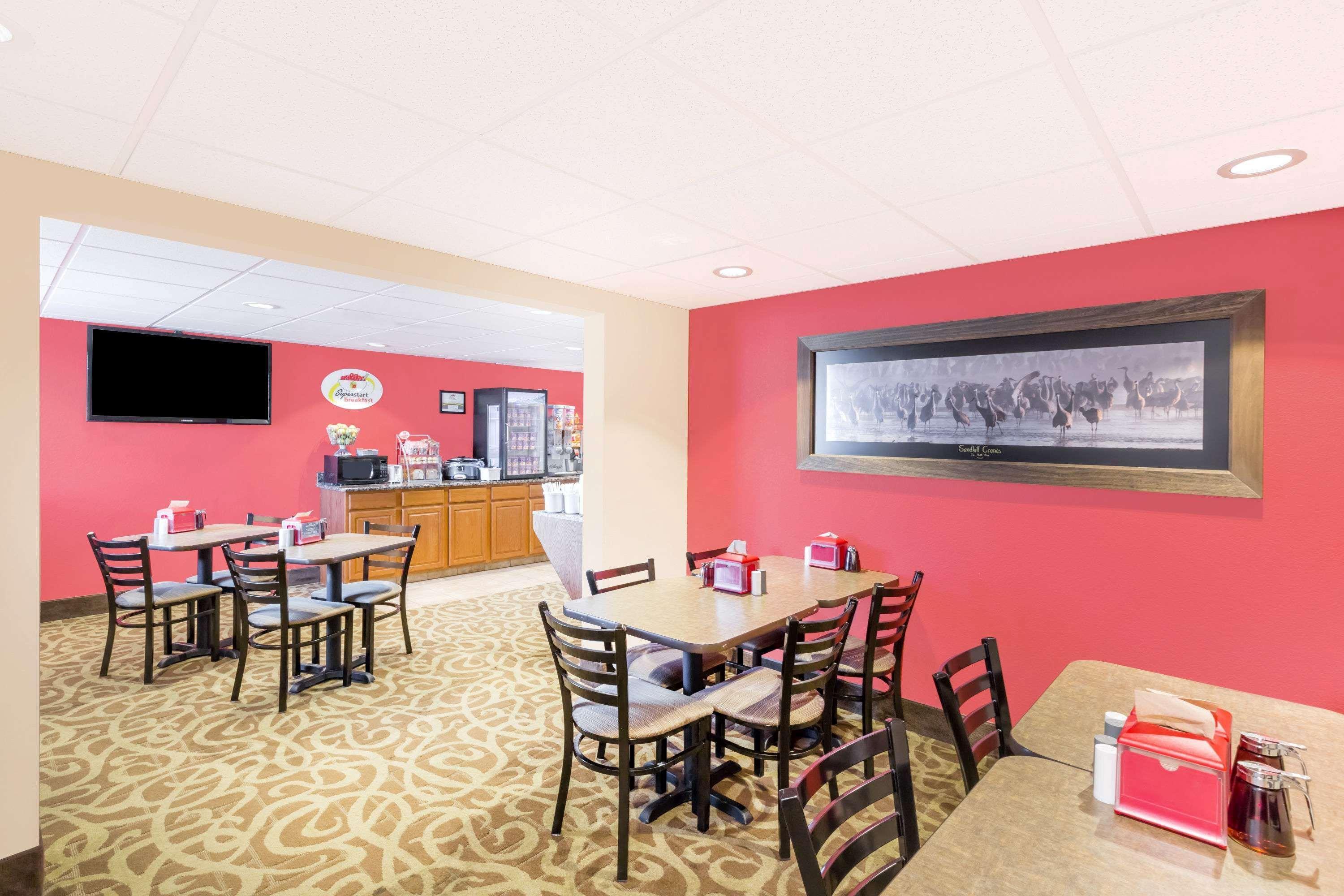 Super 8 by Wyndham Kearney Motel Bagian luar foto